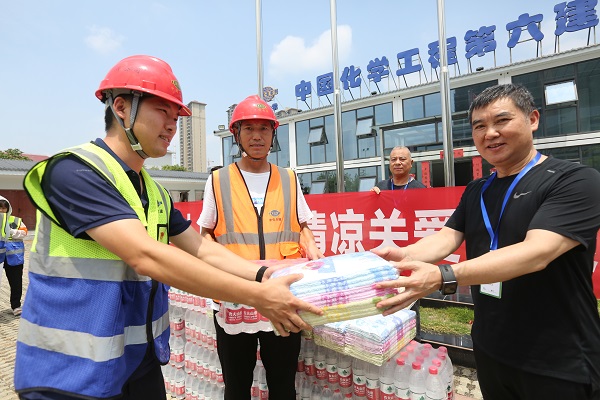 烈日炎炎！襄州區(qū)人民醫(yī)院赴建筑工地送清涼