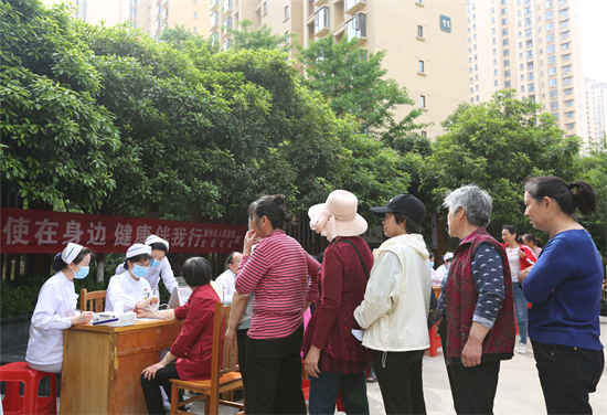 我院舉辦“天使在身邊 健康伴我行”護士節(jié)主題義診活動